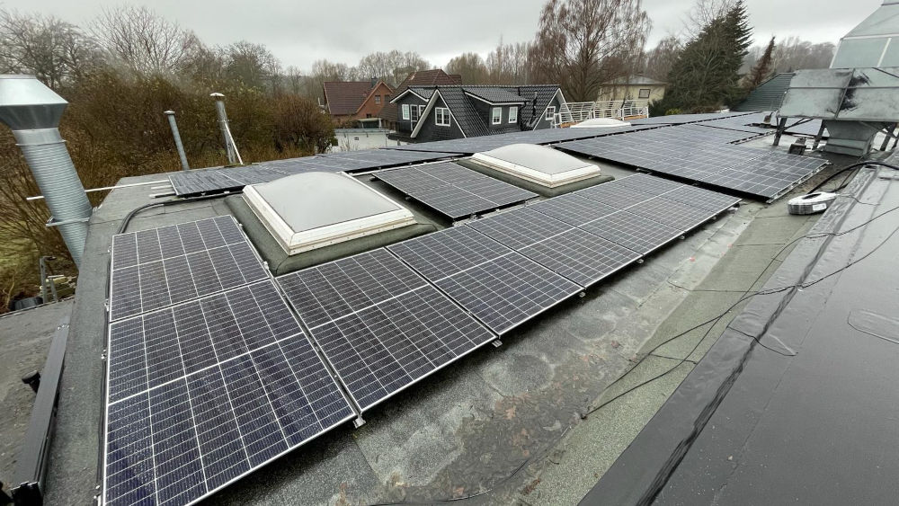 Photovoltaik Panele auf Dach von Halle eines Unternehmens. 10.200€ Stromkosten sparen mit Angebot von Superstrom.