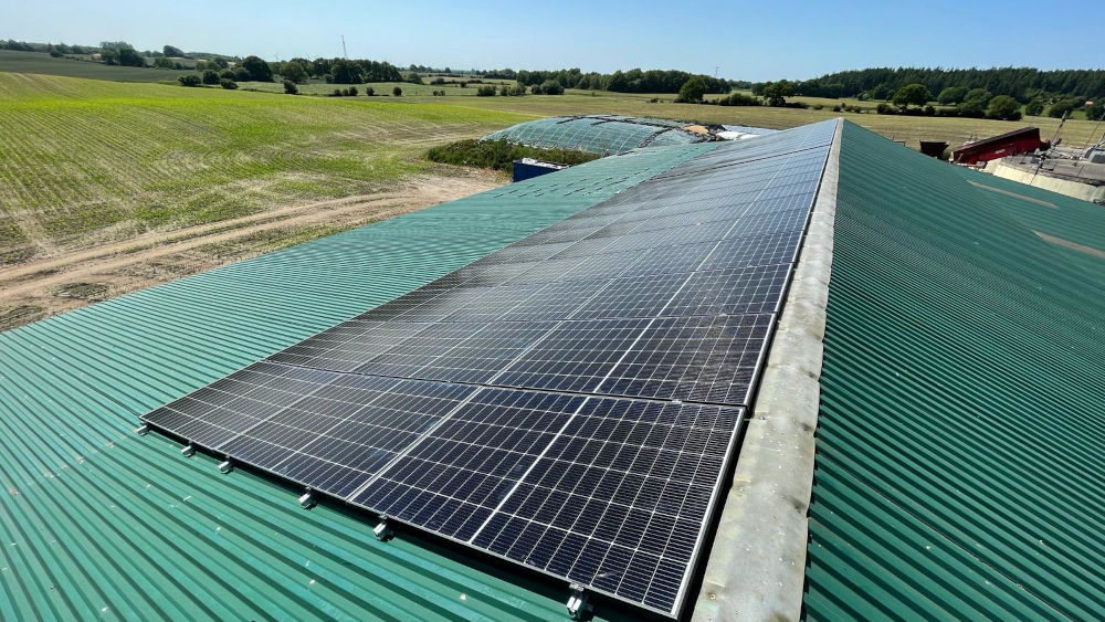 Photovoltaik Anlage auf Landwirtschaftsgebäude und Stall mit Superstrom