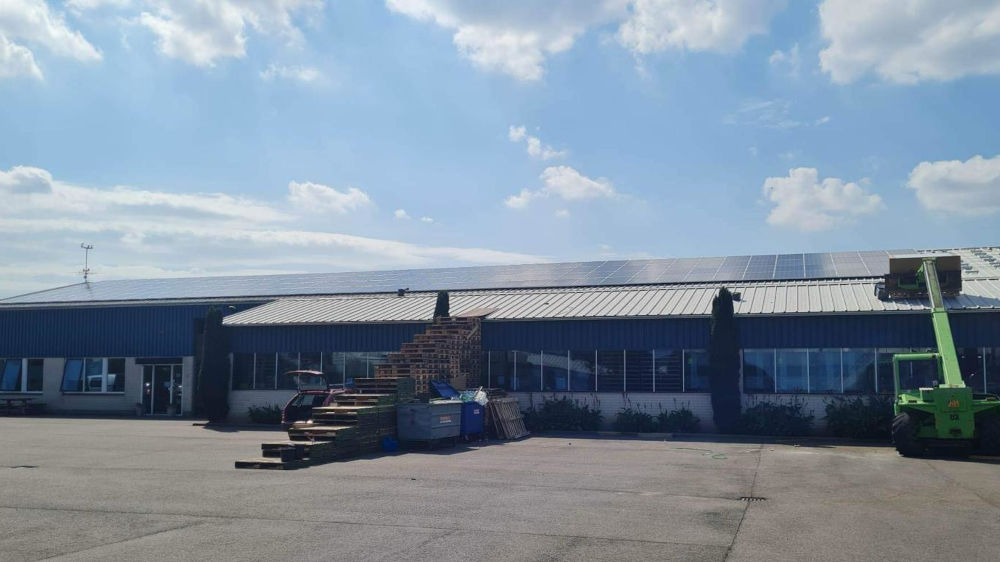 Solar Panele auf Lagerhalle eines Logistik Unternehmens